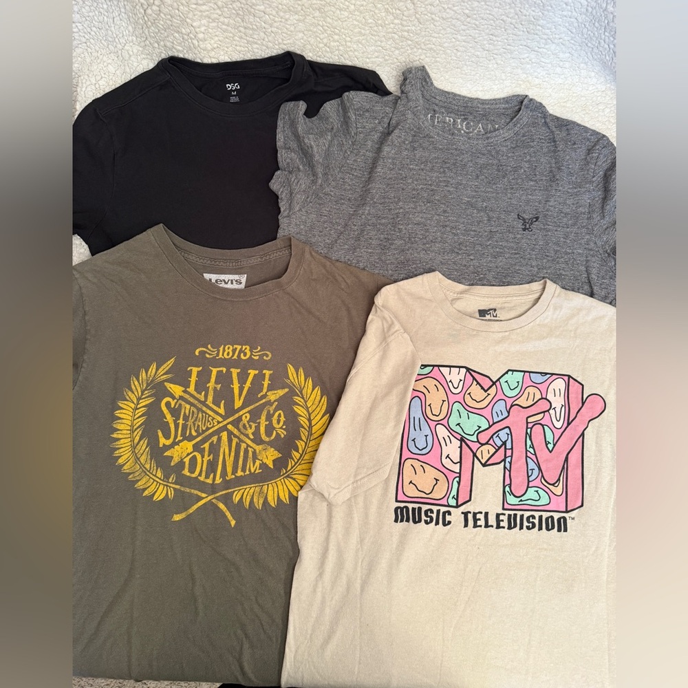 DSG, Levi’s, American Eagle & MTV T-Shirts. Short Sleeve. All size medium.